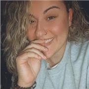 Joven imparte clases de español para extranjeros